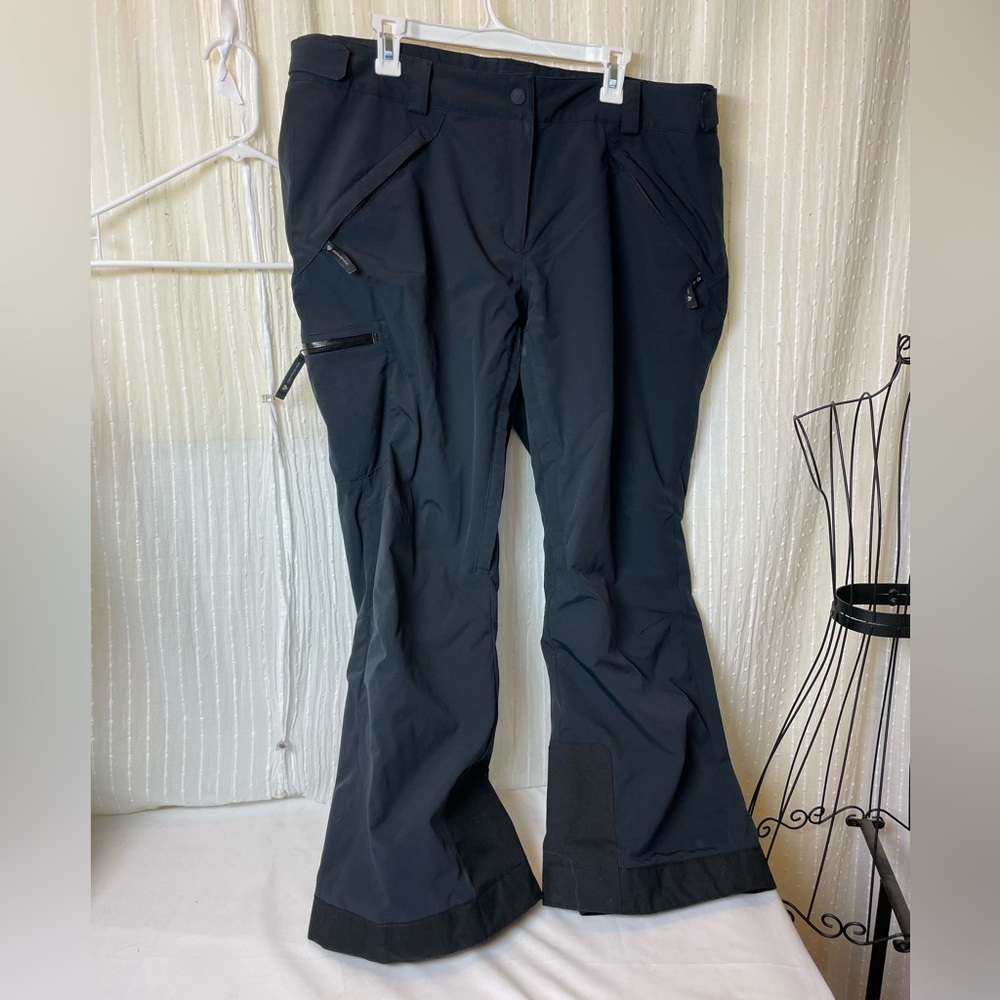 Obermeyer Women's Black Ski Pants 18 SHORT fits up to size 20.